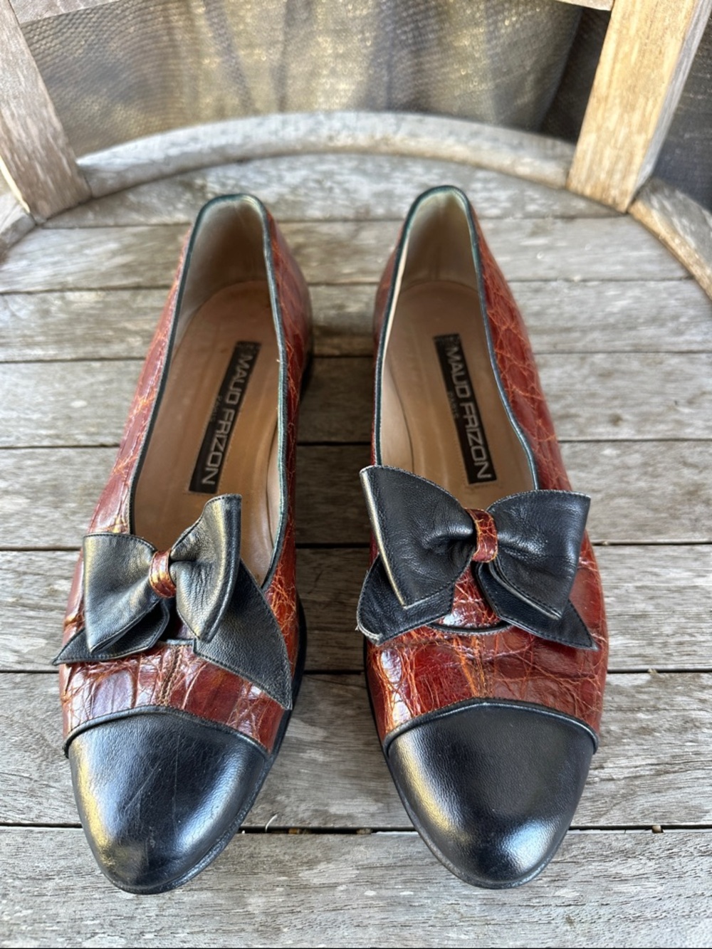 MAUD FRIZON Brown Croc-Embossed Flats with Black Cap Toe and Bow 39